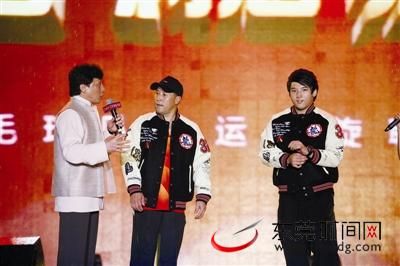 李永波和成龙在台上交谈