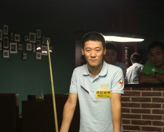 著名中式台球选手石鑫在练球时用着野豹杆带着野豹标，俨然是野豹代言人