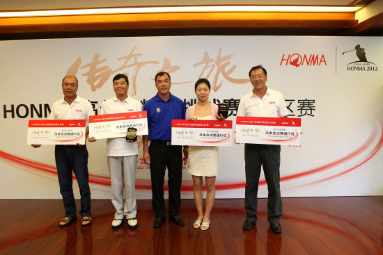 　　HONMA品牌代言人张连伟先生为男子总杆季军崔从斌(左一)，男子总杆冠军李有林(左二)、女子总杆冠军孙燕(右二)和男子总杆亚军葛尔干(右一)颁奖并合影