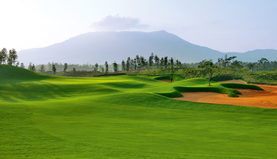 　鉴湖蓝湾属花园林克斯风格，工艺精良十分罕见。图为第2洞。