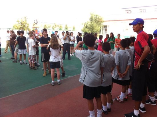 双方进行足球活动