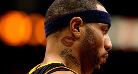 文身：脖子上的唇印