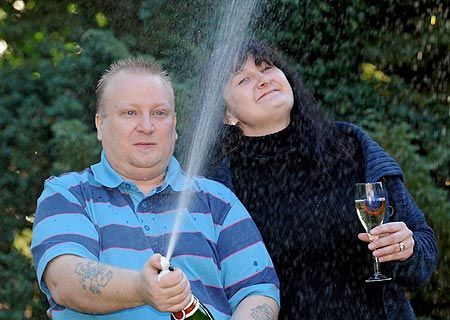 大奖又飞回到幸运的英国夫妇身边