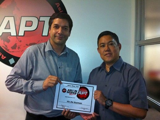 (左-右) APT赛事经理 Jason Morris与APT亚洲系列赛马尼拉站上届卫冕冠军Vic De Guzman