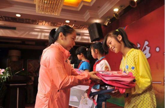 奥运冠军、安徽体彩形象大使邓琳琳为体彩希望小学的学生送上开学礼物