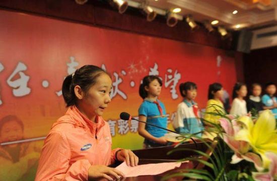 邓琳琳宣读《致安徽彩民一封公开信》