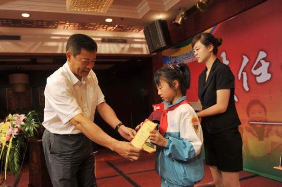 省体育局局长冯潮为“希望•梦想”主题作文赛获奖学生颁奖