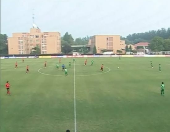 比赛无观众的情况下开踢