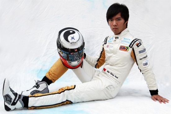 中国车手马青骅的F1正装照，头盔绘有太极图案。
