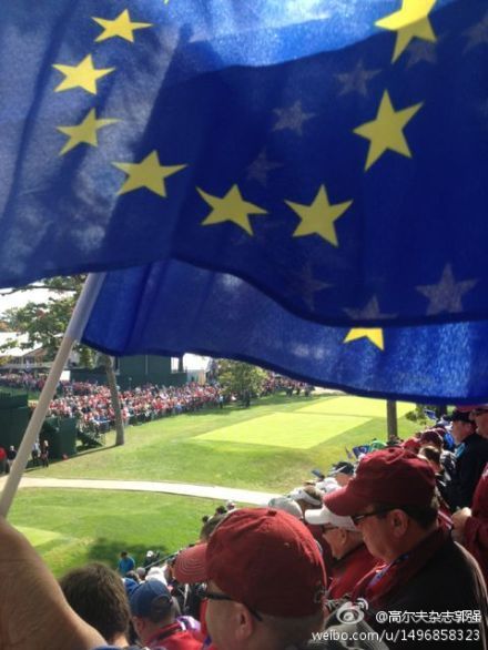 一号发球台观众寻找小麦(来源：@高尔夫杂志郭强(微博))