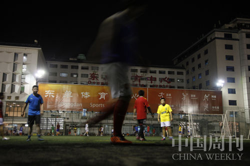 涂子月曾去东单体育中心踢过球，但每人25元的“入场费”令他很难常去光顾。摄影 商华鸽