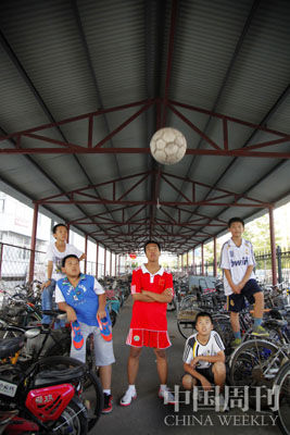 　　涂子月(中立者)的第一个足球据点在丰台区自家所在小区内，目前已被改建为自行车棚。摄影 商华鸽