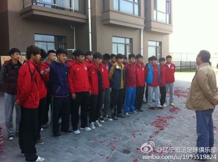 副总对小球员讲话（图片来源：辽宁宏运足球俱乐部官方微博）