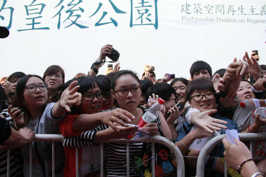 周笔畅潮店begins杭州分店开业到场人群众多