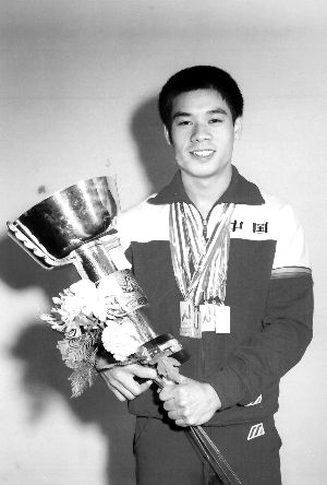 李宁胸挂6枚金牌