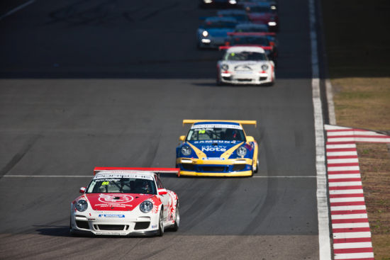 亚洲保时捷卡雷拉杯第11回合，百泰车队张大胜（蓝车）紧追对手