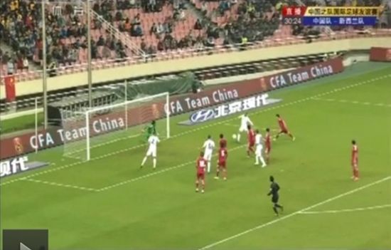 图3 新西兰包抄队员踢空，中国队逃过一劫