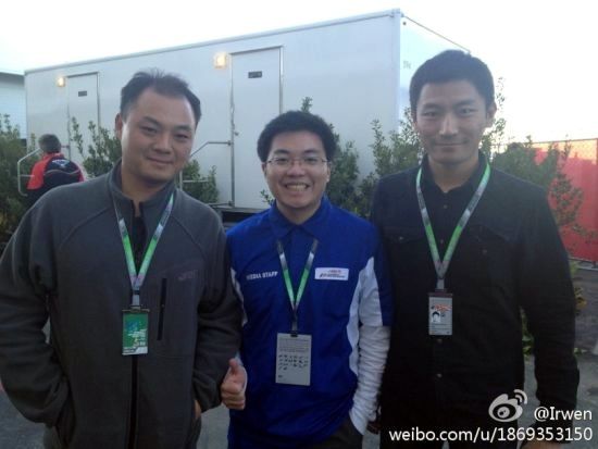 志愿者宋海源(图中)与摄影师高正(图左)和记者吴迪(图右)