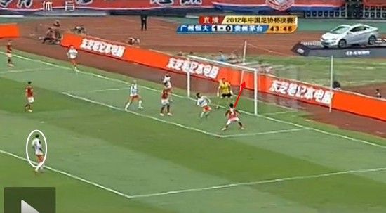 图7 张琳芃鱼跃冲顶破网