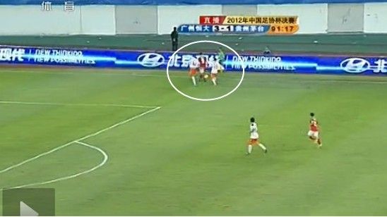 图10 克莱奥在边路被包夹