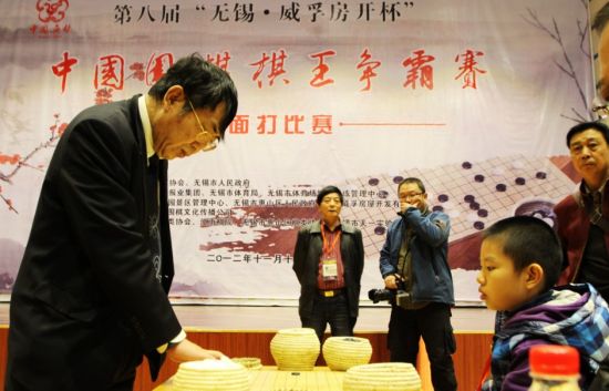 棋圣聂卫平在浙江天一实验小学让六子指点周解超同学