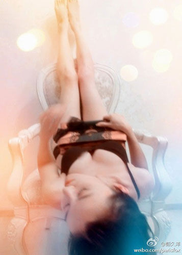 昔人云：若无花、月、美人，不愿生此世界