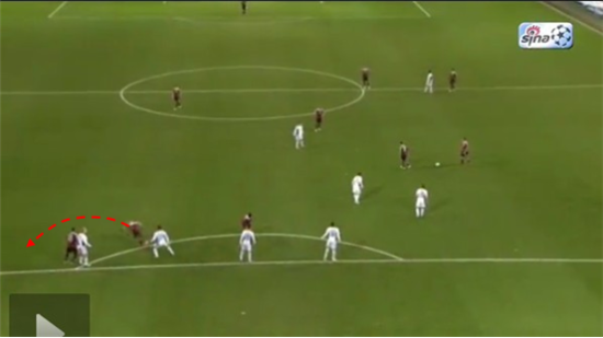 图5 梅克斯后套弧线跑动