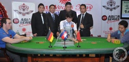 Eric Schwippert (左) 、 Ha Duong (右) 对决战及APT团队