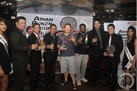 Samad Razavi和 Hussain Lakdawala与 APT赛事员工在一起