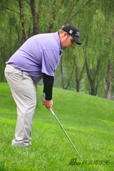 球低于脚：上半身向下弯曲更多一些，膝盖也再弯曲一些