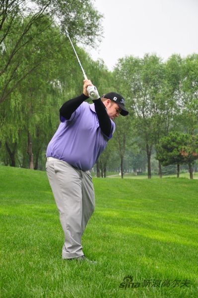 球低于脚，挥杆平面变陡，球路也将发生边变化