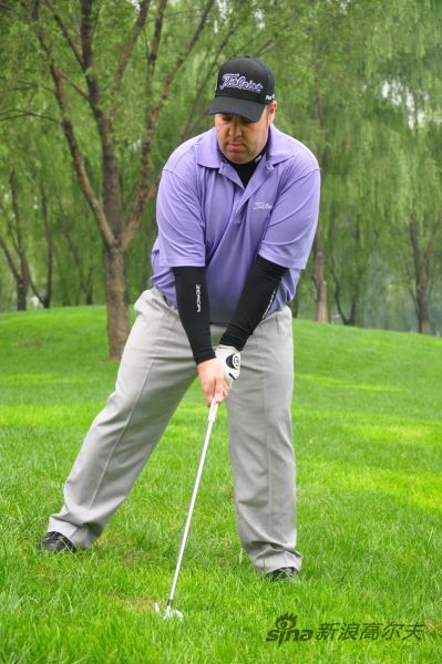 身体重心偏于左侧