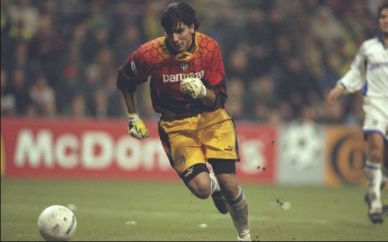 布冯刚出道时身披12号