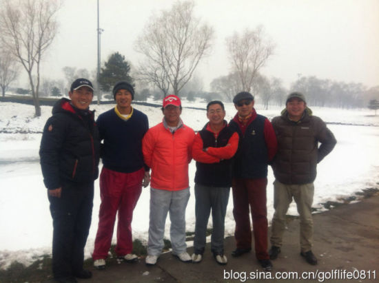 老詹(左二)与球友打球