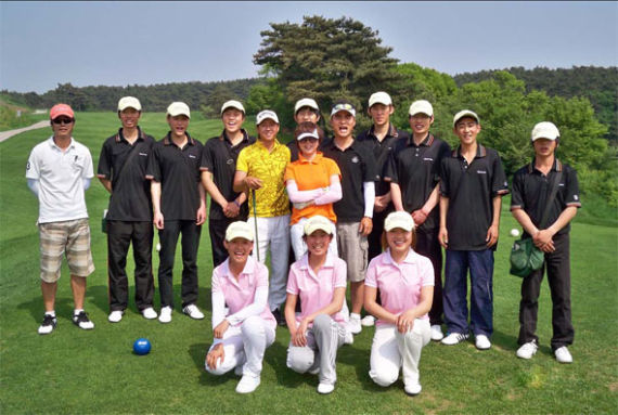 牛晓丽(中)与学生合影