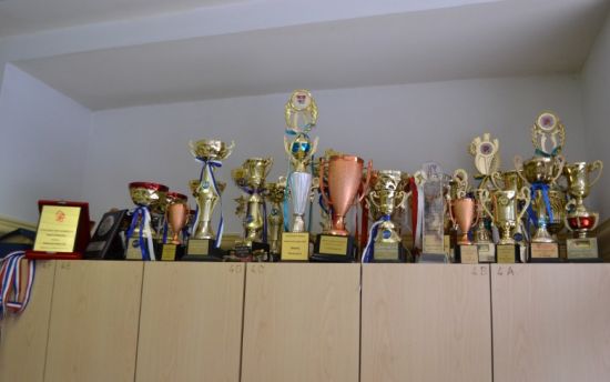 新加坡国立大学棋牌活动中心陈列的奖杯