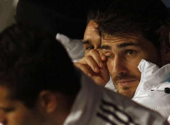 卡西利亚斯就这样“非常难受”地在替补席上见证了皇马的失利