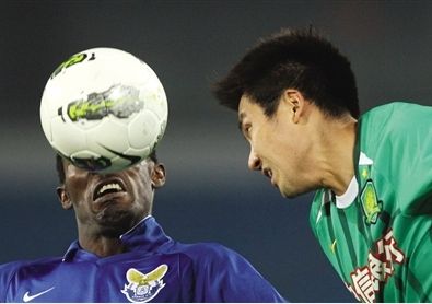 制胜龙 2012年5月25日，中超第12轮，国安主场1比0击退大连阿尔滨，王晓龙（右）打进制胜球。新京报记者 吴江 摄