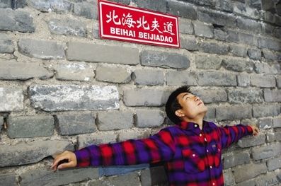 文艺龙 身穿衬衫仰望天空，王晓龙文艺范儿十足。图/CFP