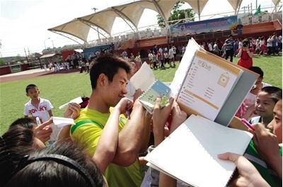 阳光龙 走进校园，王晓龙签名签到手软。图/Osports