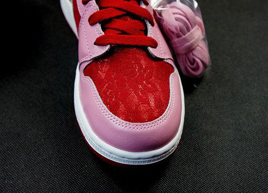 蕾丝元素鞋身细节