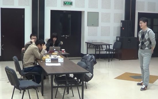 王檄远观邱峻冥思苦想