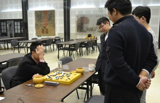 众棋手围观古力棋局