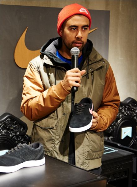 明星滑手埃里克·科斯顿介绍自己的滑板鞋