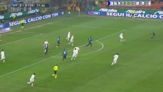 图12 都灵队员断球