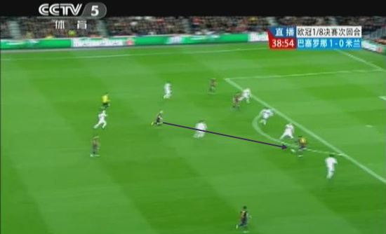 图13伊涅斯塔分球给梅西