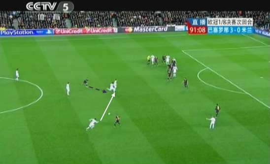 图20 罗比尼奥开出任意球，梅西上抢