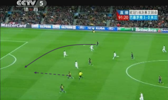 图23 阿尔维斯送出斜传，阿尔巴直线插上