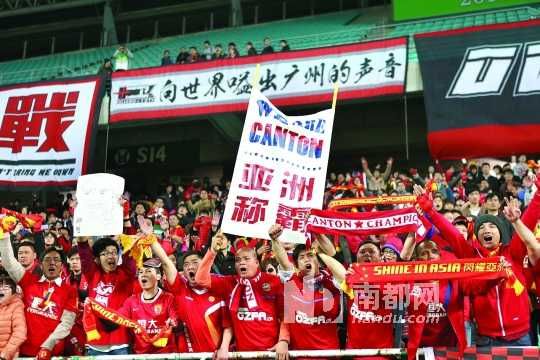 3月12日，亚冠比赛全北现代对广州恒大，众多恒大球迷在看台上摇旗呐喊。C FP图片