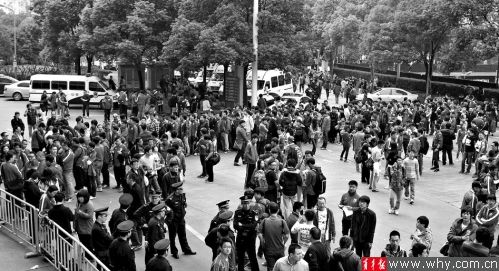 比赛开始前两小时，源深体育场外已经聚集了大量球迷。 